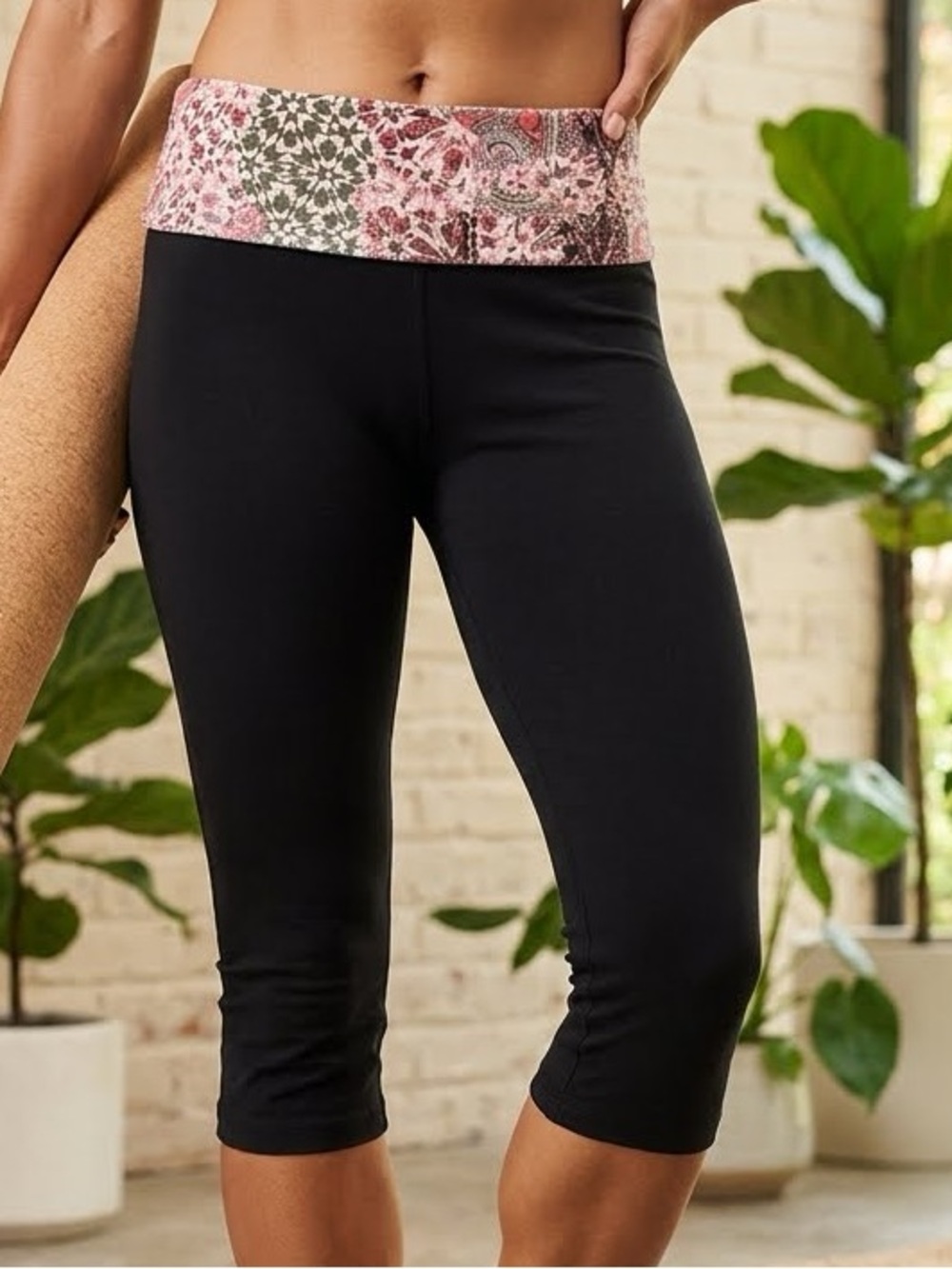 Victoria’s Secret Black Cotton Cropped Yoga Workout Pants / Leggings